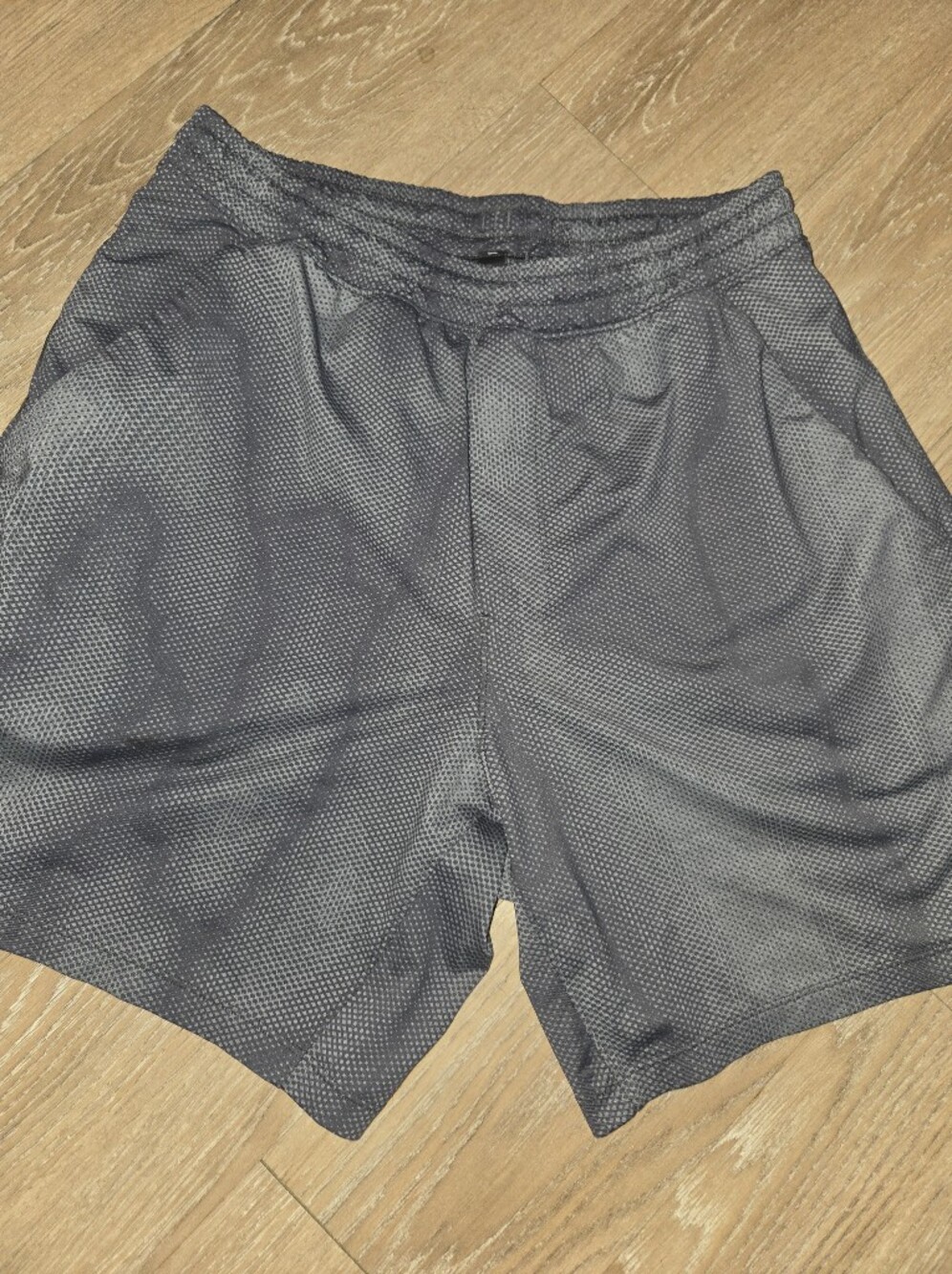 LULULEMON MENS BKACK GREY ATHLETIC SHORTS SZ M RELAXED BREATHABLE FIT
